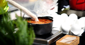 Los trabajadores de las obras del Roig Arena estrenan la futura zona VIP con una comida